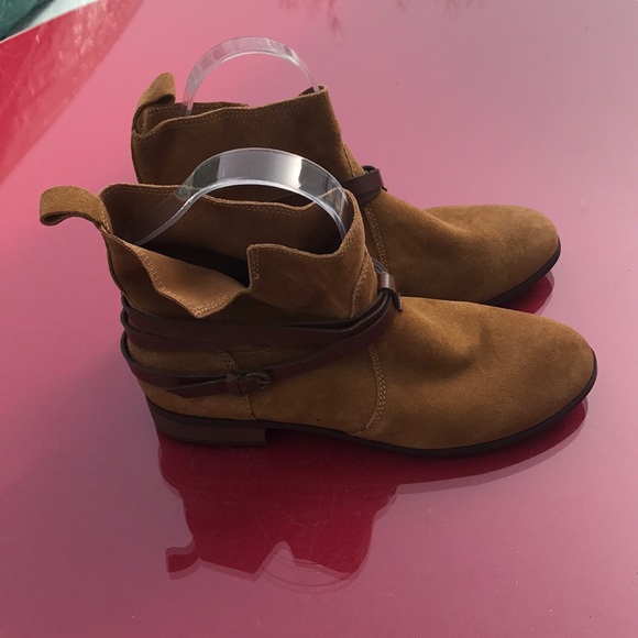 BC tan suede boots with leather straps - Picture 2 of 8